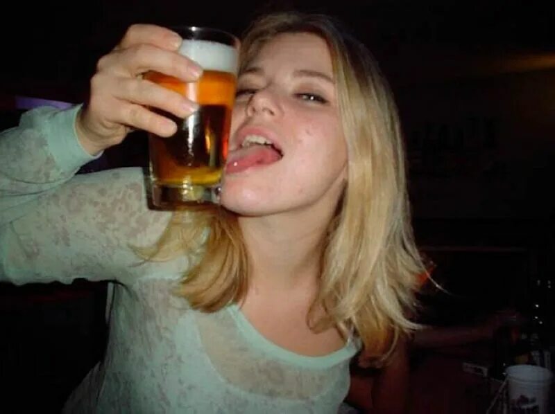Девушка пьет пиво. Девушка бухает.