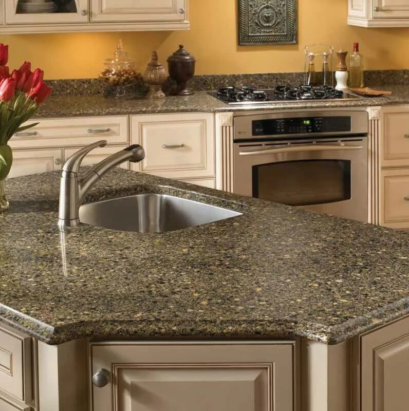 Фартук из искусственного камня на кухне. Рыжая столешница на кухне. Столешница под бежевую кухню. Столешница и фартук для кухни. Столешница для кухни.