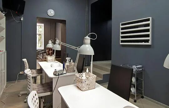 Маникюр в стиле лофт Brooklyn-Based Salon Puts Nail Care First Decoração salão de beleza, Decoração d