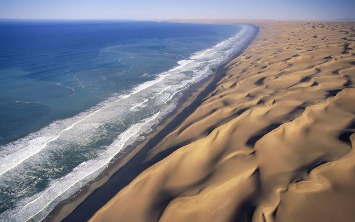 2 океана в африке. Намибия пустыня Намиб. Побережье пустыни Намиб. Берег пустыни Намиб. Пустыня Намиб и Атлантический океан Намибия.
