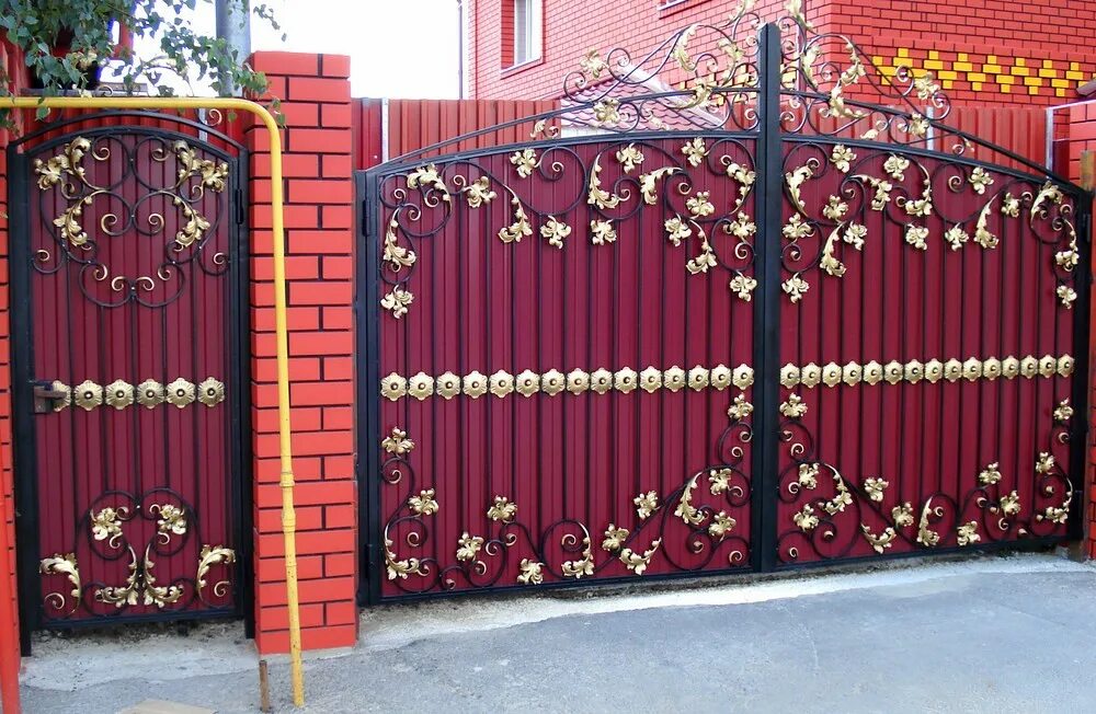 Забор с калиткой. Ворота усадебные из профлиста. Кованые ворота. Кованые ворота с профлистом. Украшение металлических ворот.