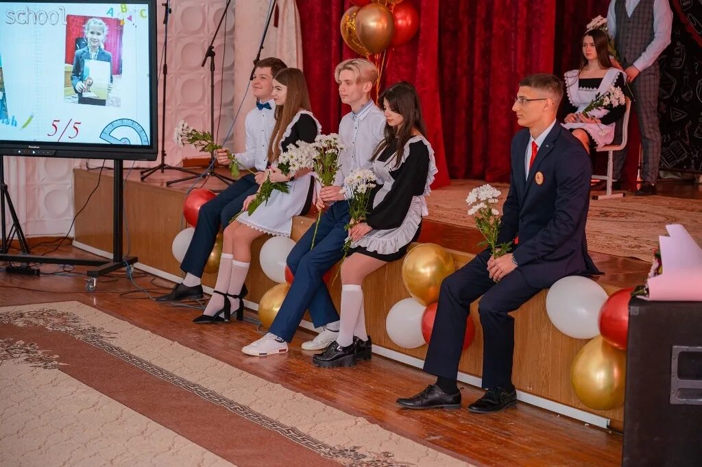 Школа 2 магадан. Лицей эколого-биологический магадан. 5 школа магадан. Выпускники школ 2019 магадан. 1 лицей магадан.