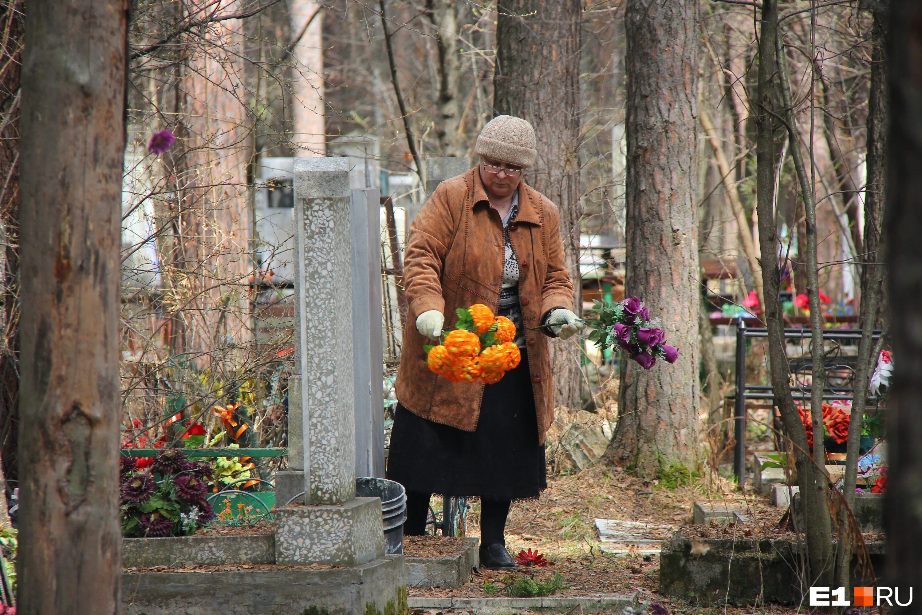 Родительский день на кладбище. Кладбище днем. Посещение кладбища. Родительский день на кладбище фото.