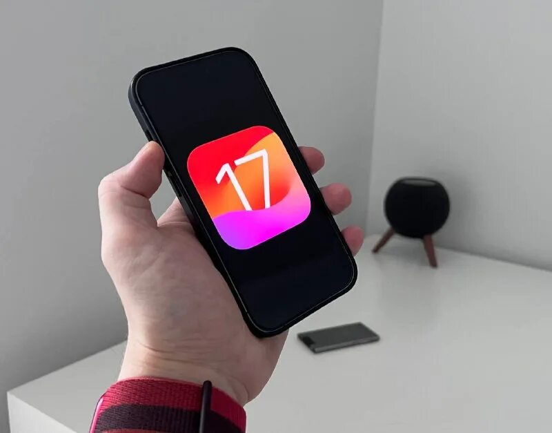 Ios 17 что будет нового. Айфон 12 в руках девушки фото. Интерфейс ios 17. 3. Обновление ios 17.