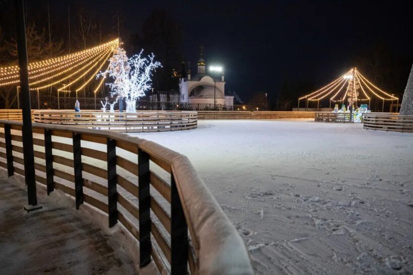 Каток в подольске в парке. Катки. Подольск зимой. Каток у флагштока. Каток в парке Коломенском 2022.