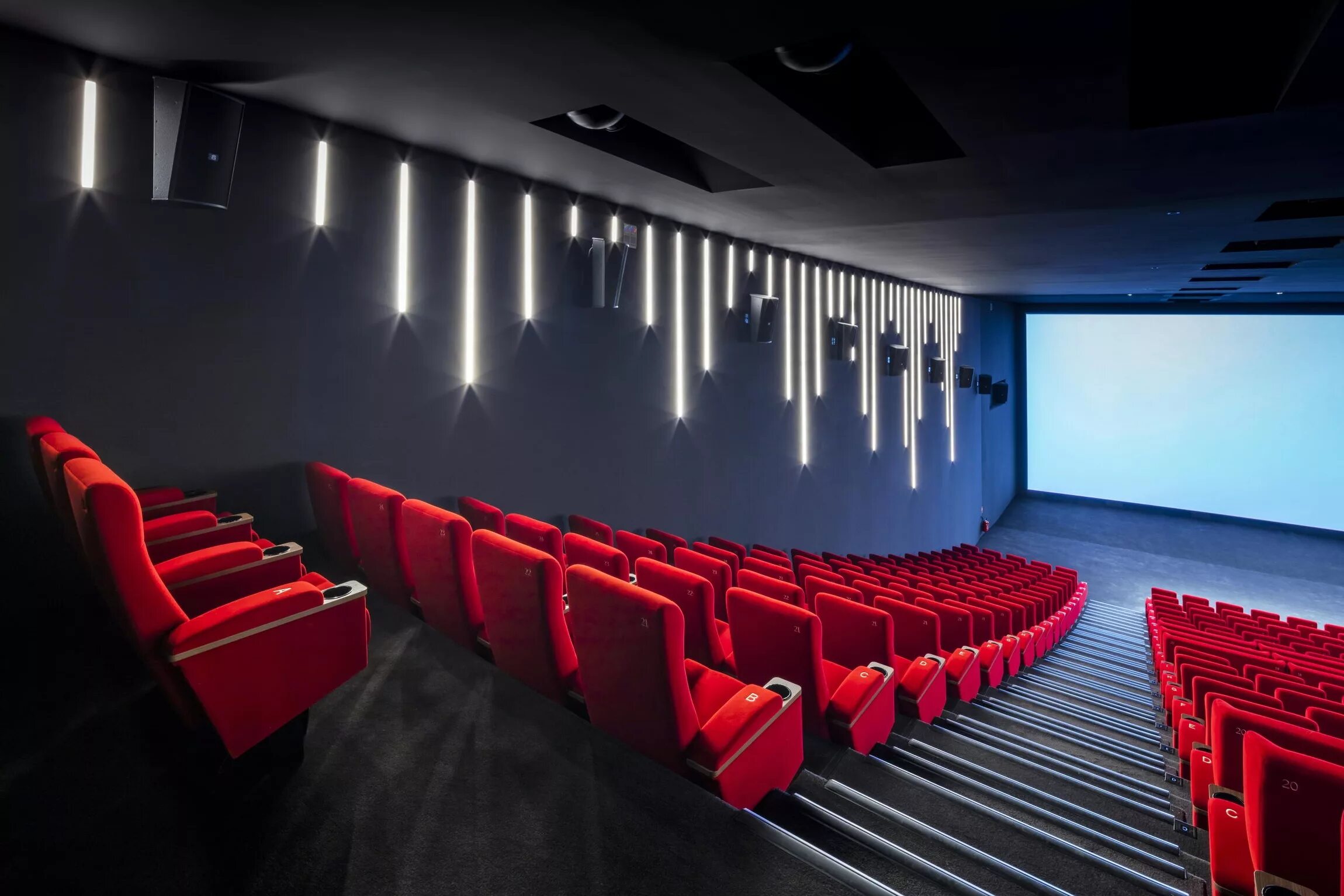 Фотография кинотеатра. Кинотеатр gaumont-pathé alésia. интерьер кинотеатра. зал кинотеатра. интерьер кинозала.