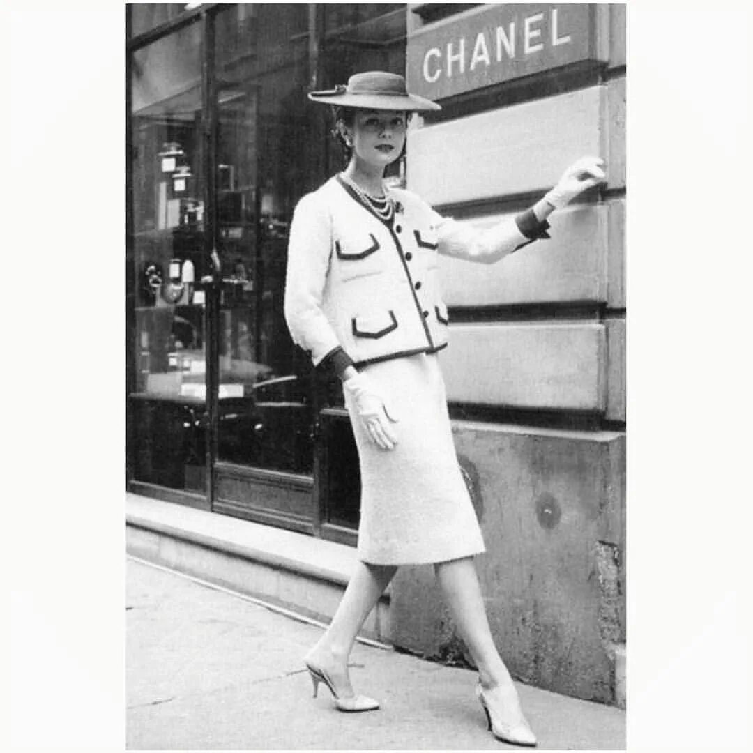 Габриэль шанель кардиганы. Коко шанель 1954. First chanel. Первый магазин коко шанель в париже 1910. Первый дом моды коко шанель в париже.