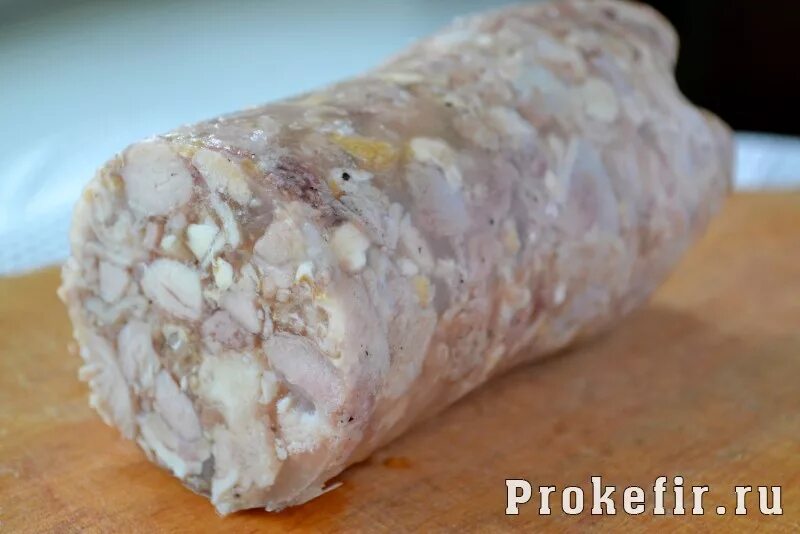 Как приготовить колбасу из курицы в бутылке. Куриный рулет в бутылке с желатином. домашняя колбаса в бутылке. куриная колбаса в бутылке. куриная колбаса в бутылке с желатином.