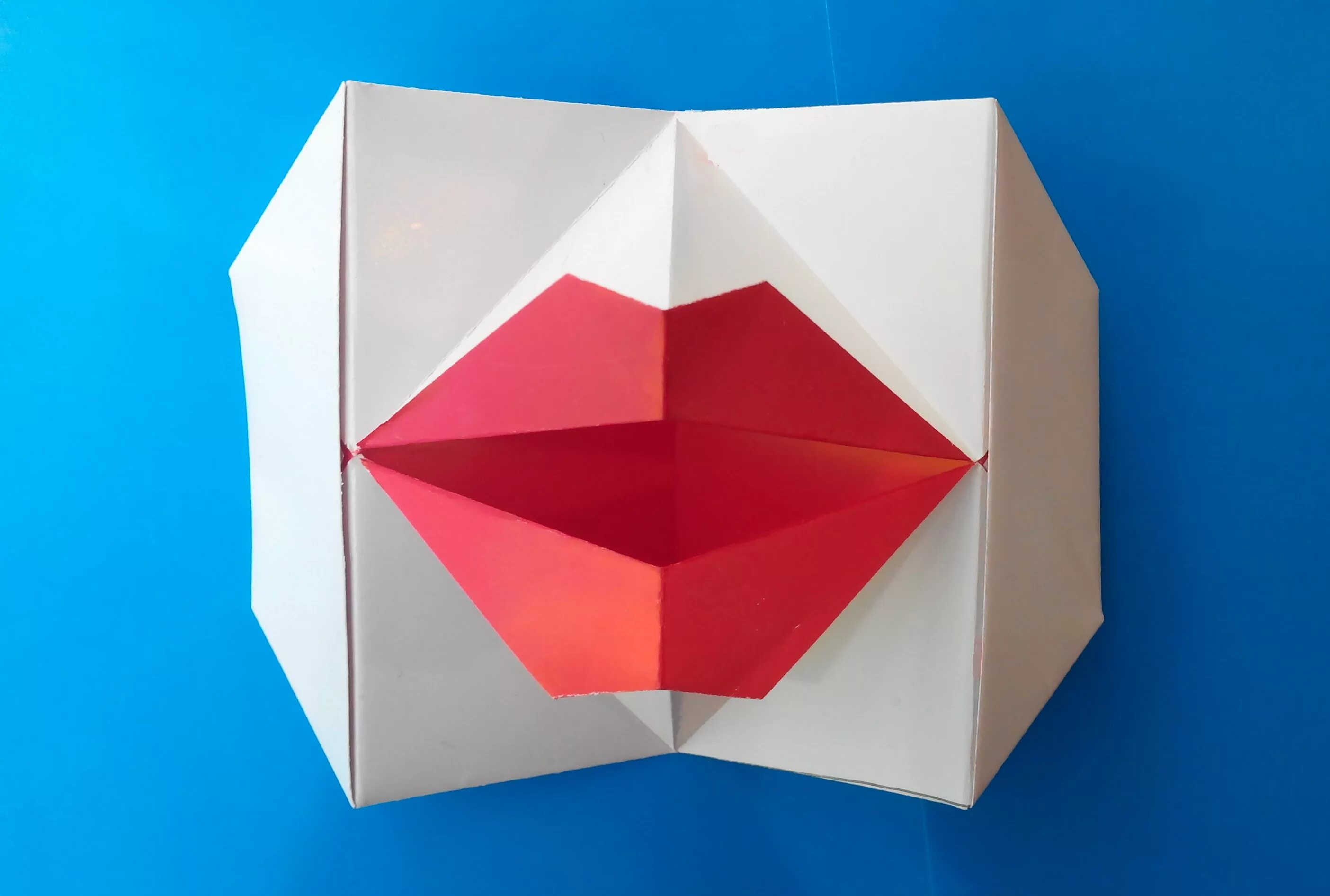 Оригами губы. Оригами говорящие губы. Открытка губы оригами. Оригами из бумаги. Говорящее оригами