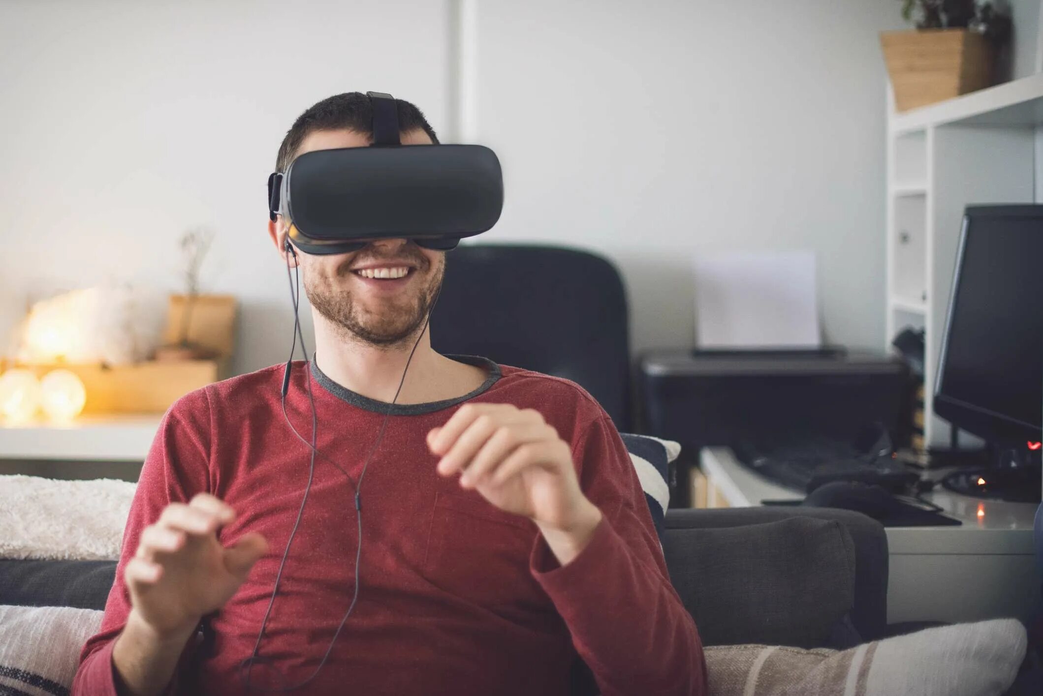 Can be stressful. VR очки на человеке. VR очки мужчина. Парень в очках виртуальной реальности. Парень в ВР очках.