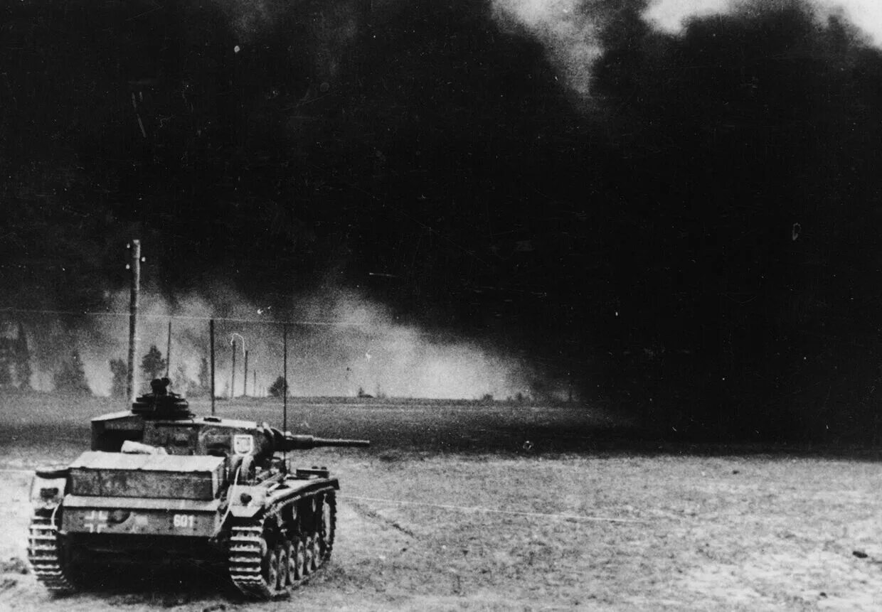 Нападение германии на москву. Гитлеровские танки 1941. Фашистские танки 1941 колонна. Немецкие танки 1941 наступают. Немецкий танк 1942 года.