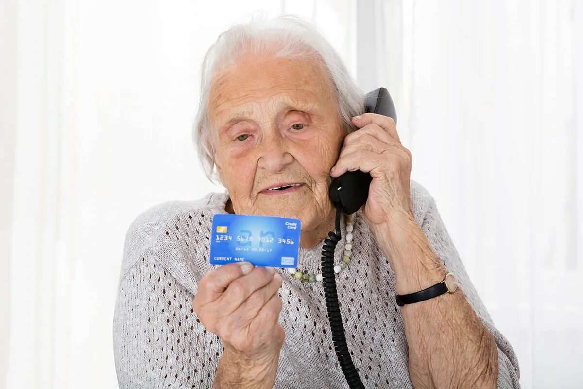 Развод бабушек. Бабушка с телефоном. Телефон для пожилых людей. Пенсионерка с телефоном. Мошенники и пенсионеры.