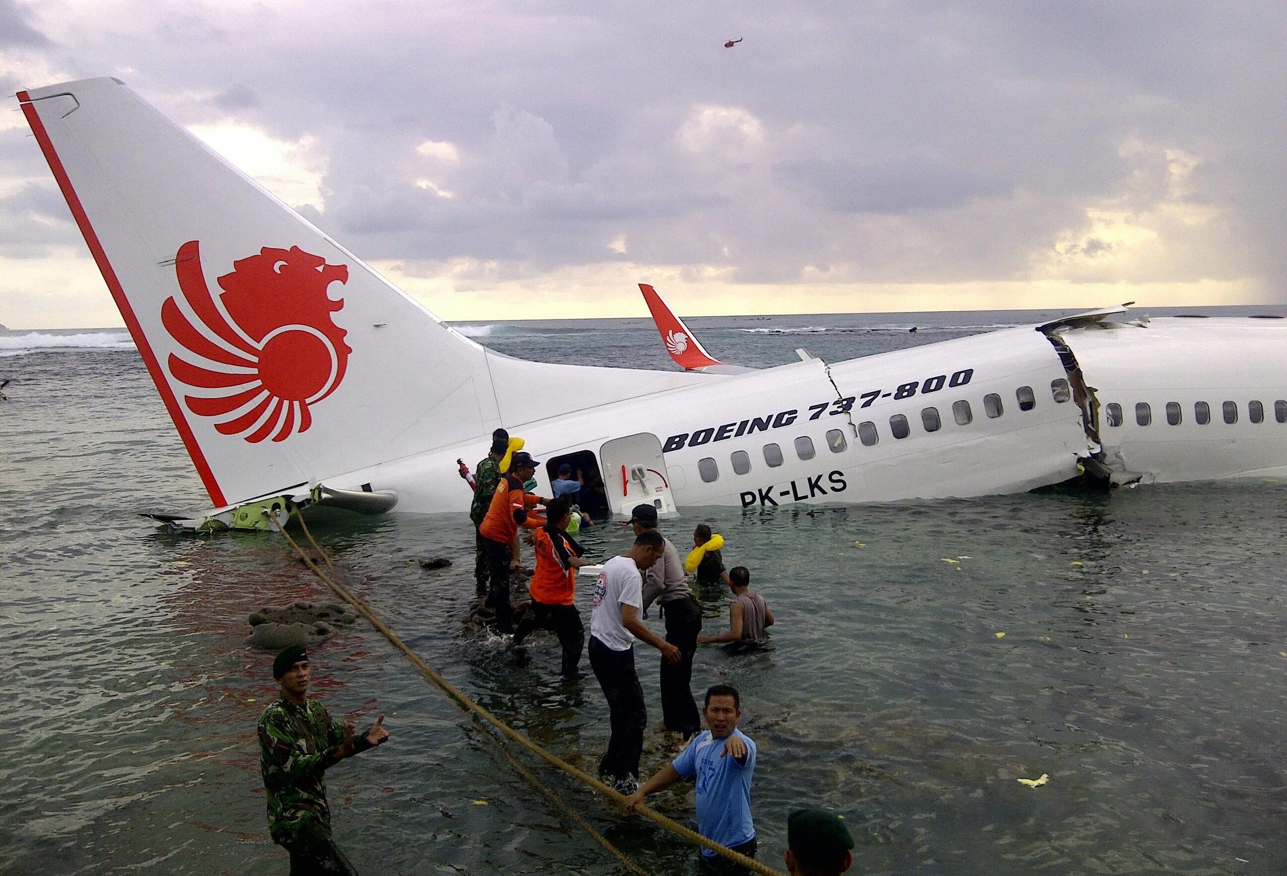 Может ли самолет совершить посадку на воду. Индонезия Боинг 737 крушение. Боинг 737 Макс Индонезия. Lion Air 904. Lion Air 610.