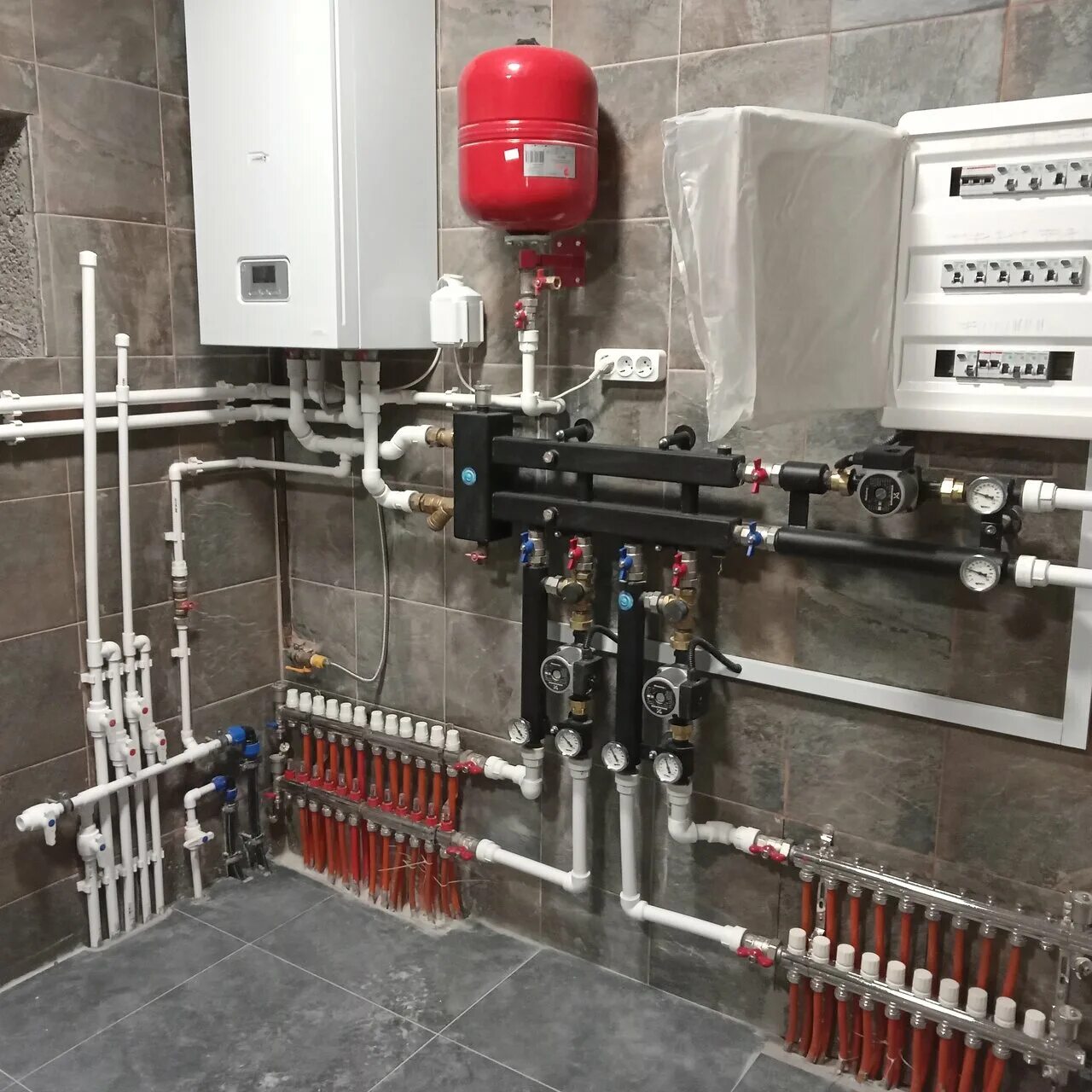 работа сантехника ижевск. лавка сантехника ижевск. девушка выбирает сантехнику. сантехники в ижевске услуги. обвязка котельной металлопластиком.