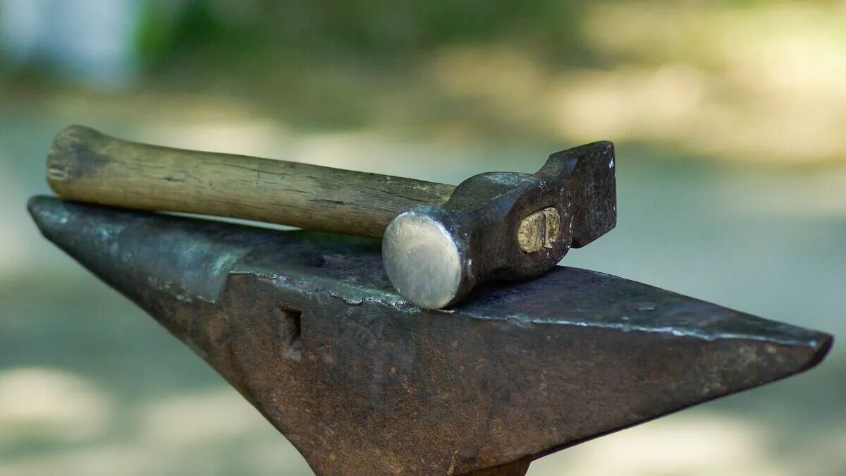 Мамаши молотки. Молоток. Молоток в руке. Бьет молотком. Замахивается молотком.