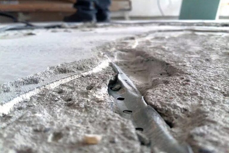 Трещина в полу. Цементно-Песчаная стяжка пола трещины. Потрескалась стяжка пола. Трещины в бетонном полу. Трещины в бетоне.
