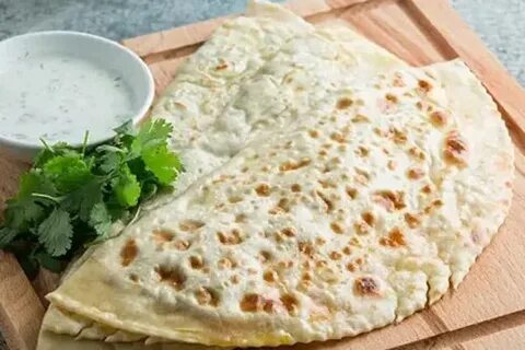 Кутабы с творогом и зеленью на сковороде
