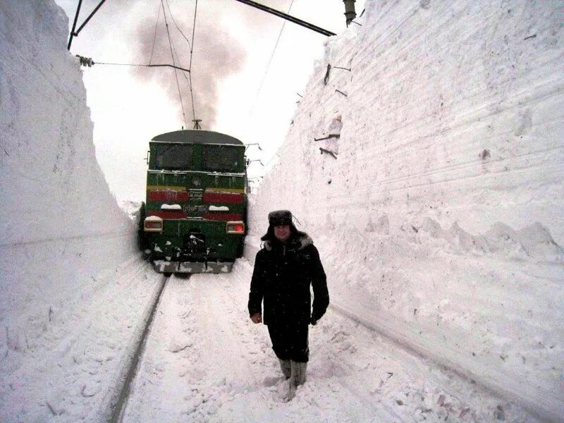 Поезд снежные заносы. Снежные заносы на железных дорогах. Сугробы на железной дороге. Тепловоз в снегу. Тепловоз в сугробе.