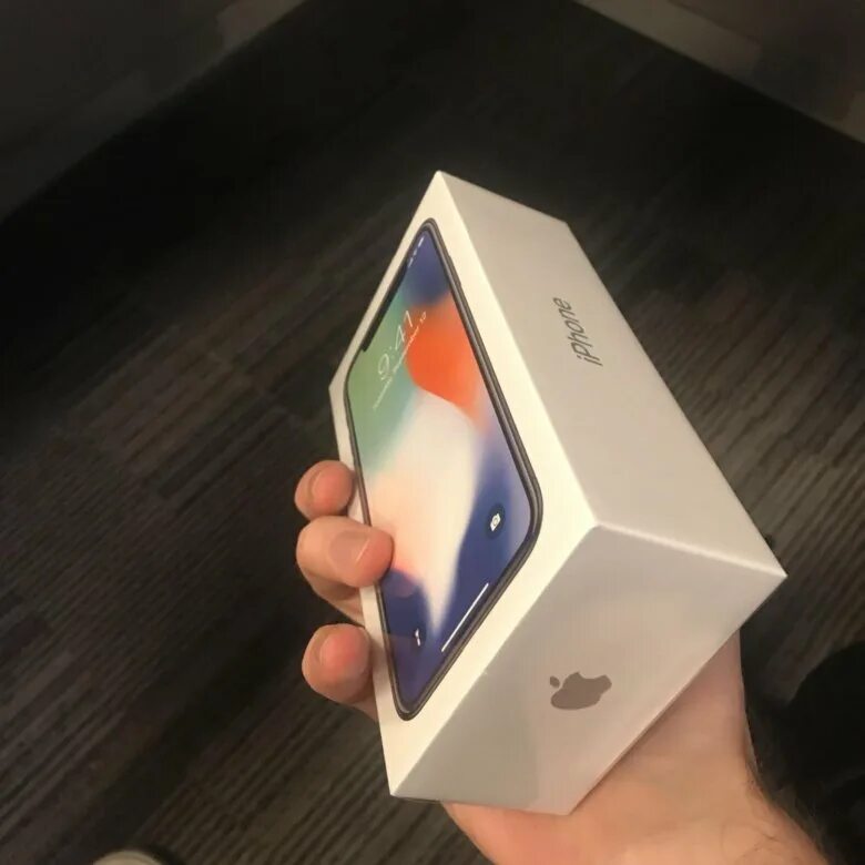 Хитрец с коробкой от айфона. Коробка iphone x 256gb ja. Айфон 11 64 ГБ коробка. Коробка айфона в руке. Iphone 12 коробка в руках.