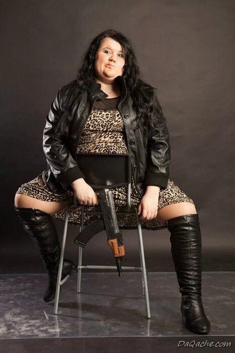 Толстая женщина в латексе. Крупные женщины в латексе. Толстая госпожа с плеткой. Толстые девушки в латексе. Толстые женщины в кожаном.