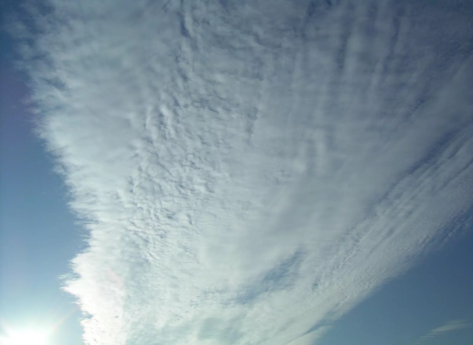 Перисто-Кучевые облака (cirrocumulus). Эффект Fallstreak в перисто- кучевых облаках. Cirrocumulus stratiformis. Перисто разорванные.