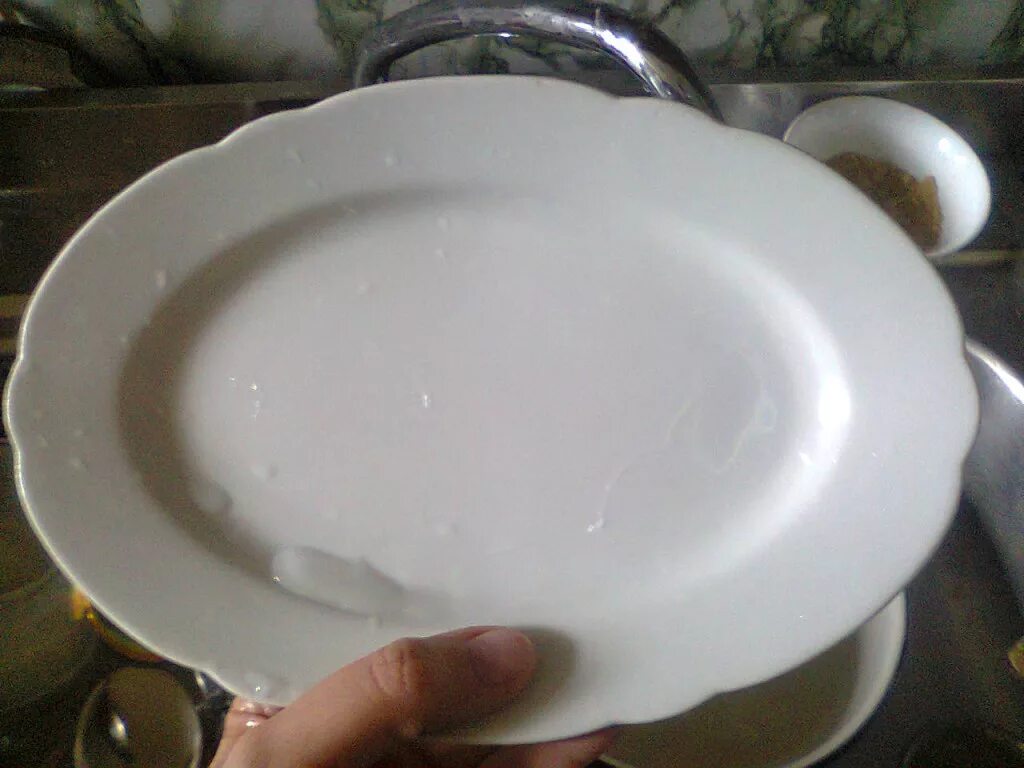 Как отмыть посуду в домашних условиях. Посуда с налетом. Мытье керамической посуды. Посуда со сколами. Порошок для отмывания посуды.