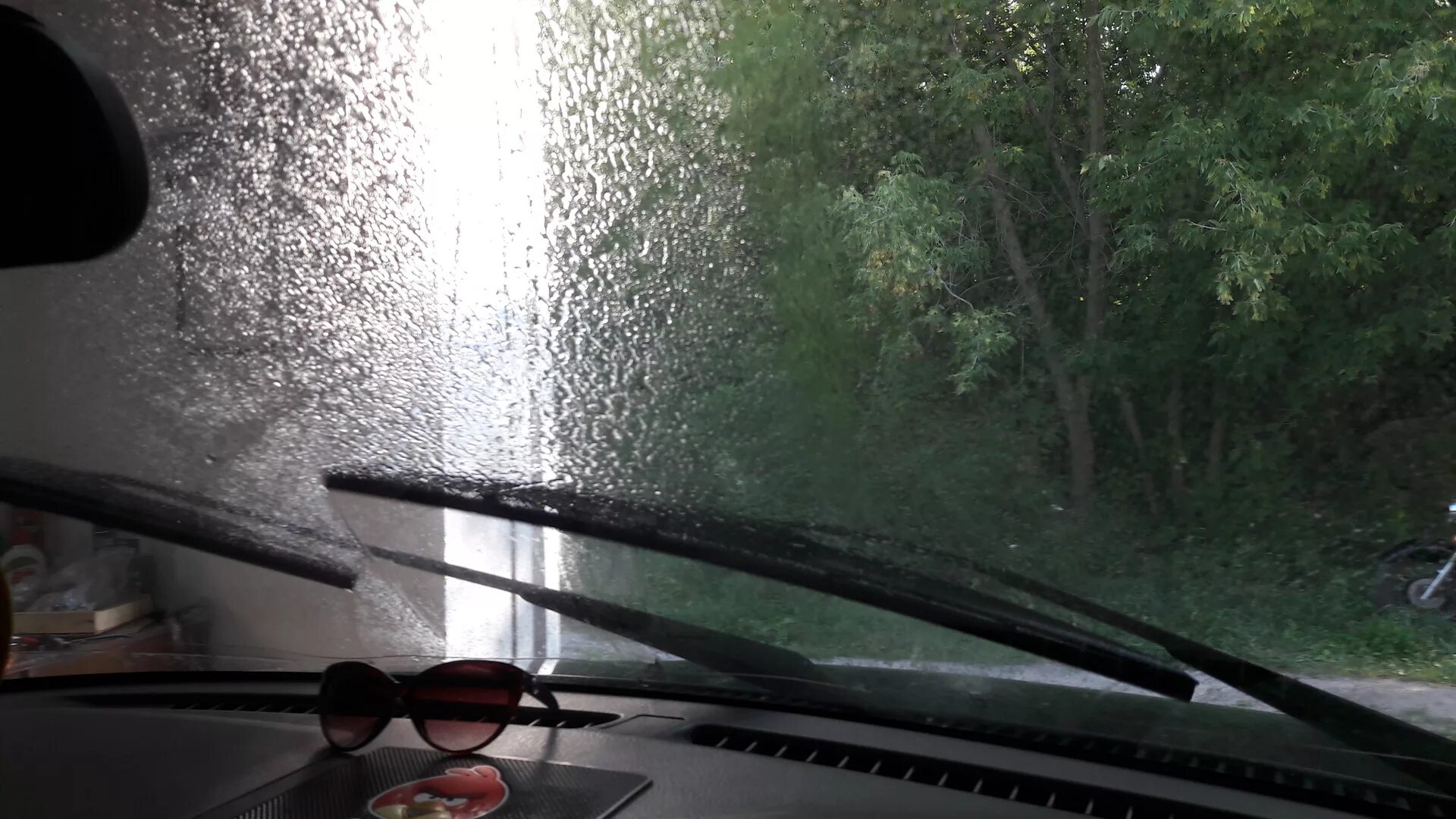 Машина запотевает в дождь. Запотевшие окна автомобиля. Запотевшее стекло автомобиля. Запотевают стекла в авто. Запотели стекла в машине.