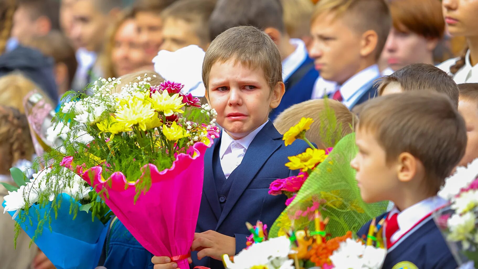 Празднование 1 сентября. Школа 1 сентября. Линейка в школе. 1 Сентября линейка в школе. День знаний в россии