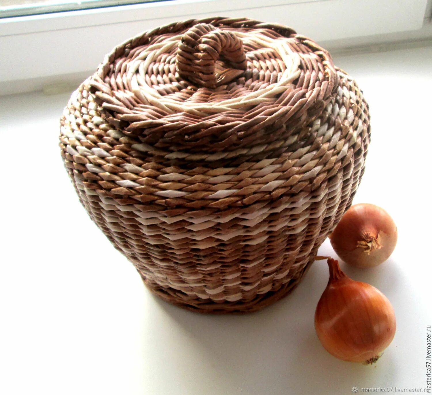 Плетеные изделия из бумаги. Послойное плетение лозы. Плетение из газетных трубочек. Поделки из газетных трубочек. Плетение из газетных 2020г михеева.