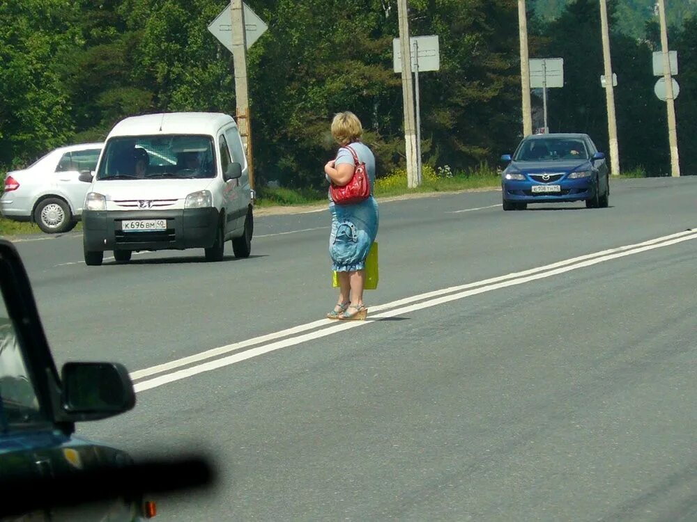 Пешеход в неположенном месте. Пешеход переходит дорогу в неположенном месте. Нарушение правил дорожного движения пешеходом. Пешеход на проезжей части. Перебегал пешеходный переход