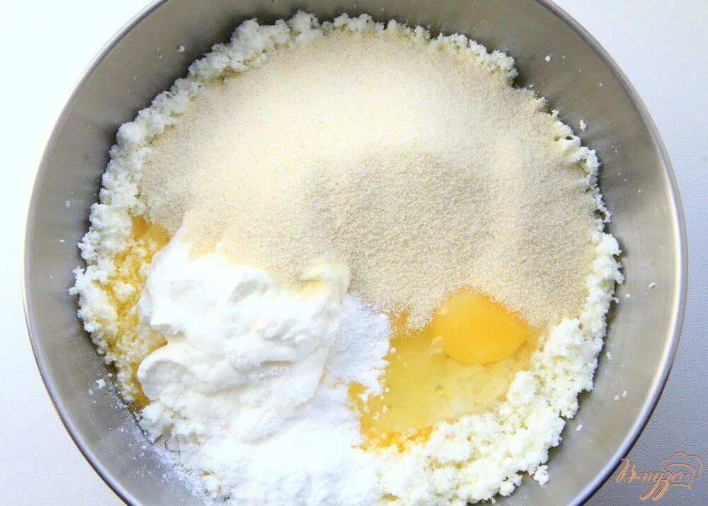 Творог манка сахар. Манка на молоке с творогом. 2 Пачки творога 2 яйца и манка в духовке. Рецепт творога и яиц манка, Изюм, банан.