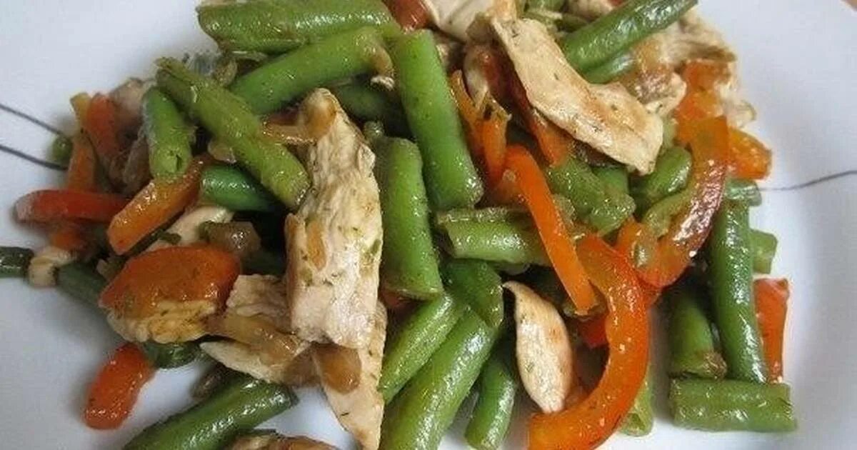 Курица с фасолью и перцем. Тёплый салат с курицей, перцем и стручковой фасолью. Салат из стручковой фасоли с курицей. Салат со стручковой фасолью и курицей. Курица со стручковой фасолью.