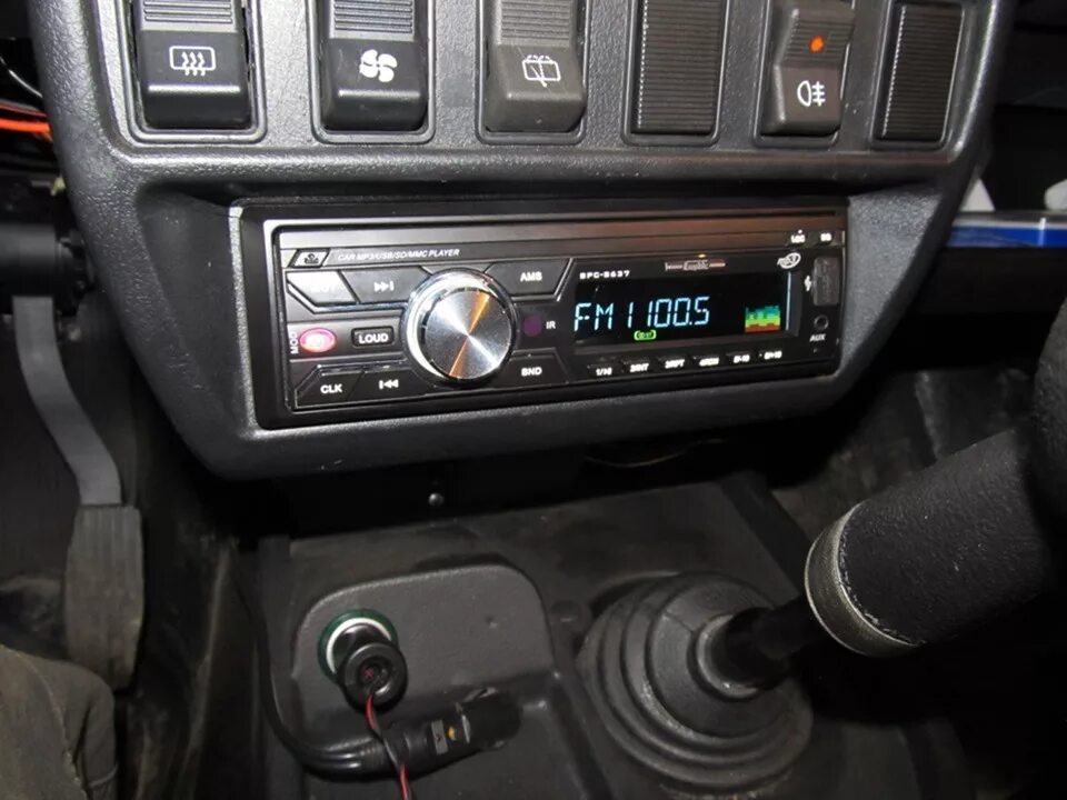 Какую магнитолу поставить в ниву. Какую магнитолу поставить в ниву. Магнитола в ниву 2121. Магнитола ваз 2121. 2 din магнитола в ниву.