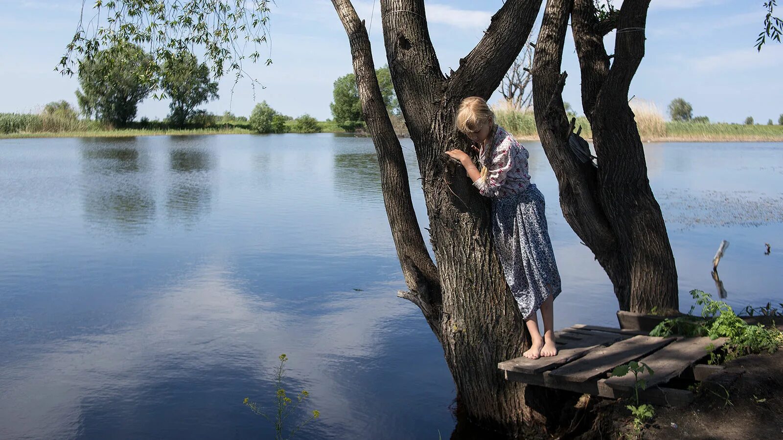 Фотосессия у реки. Фотосессия на речке. Фотосессия на речке в деревне. Девушки в деревне на речке.