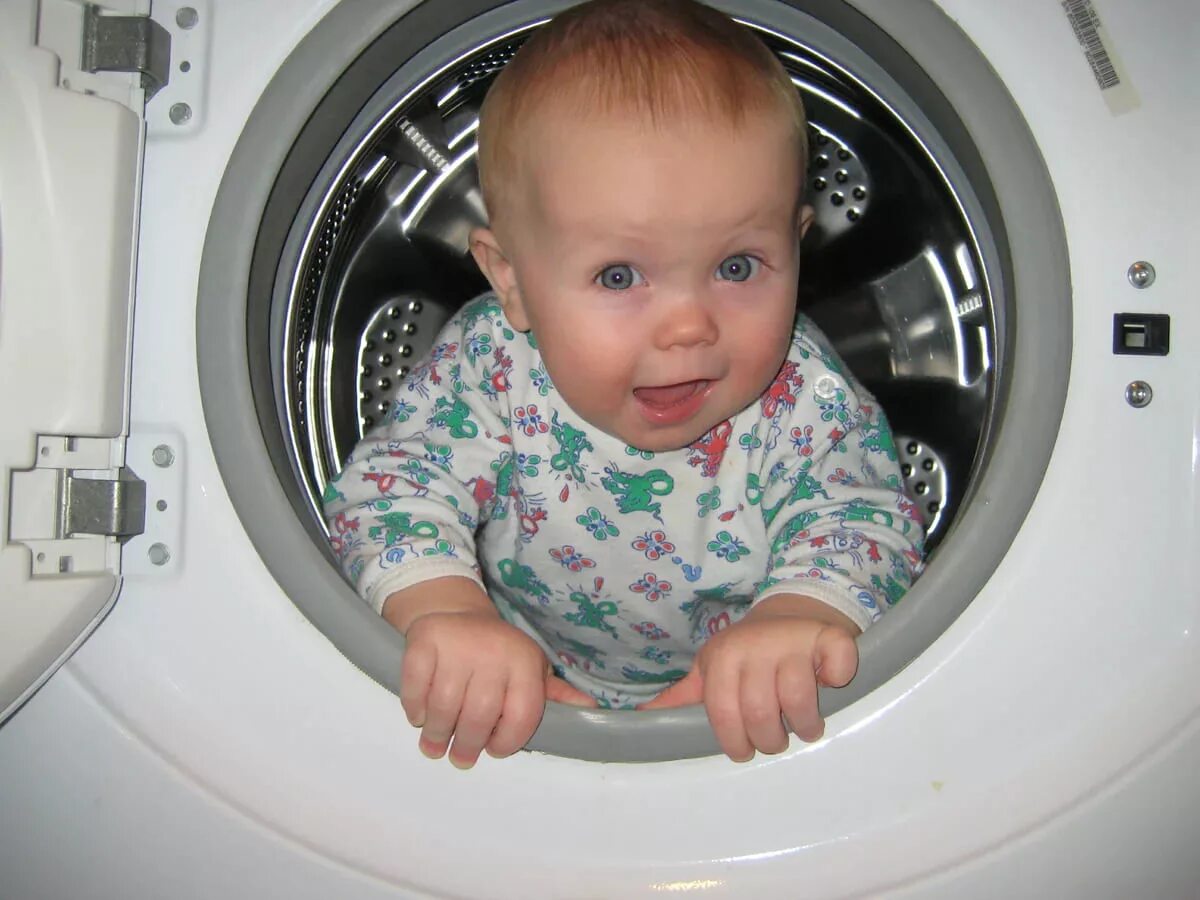 Стиральная машина для детей. Ребенок в стиралке. Стиральная машинка малыш. Стиральная машина залез детей.