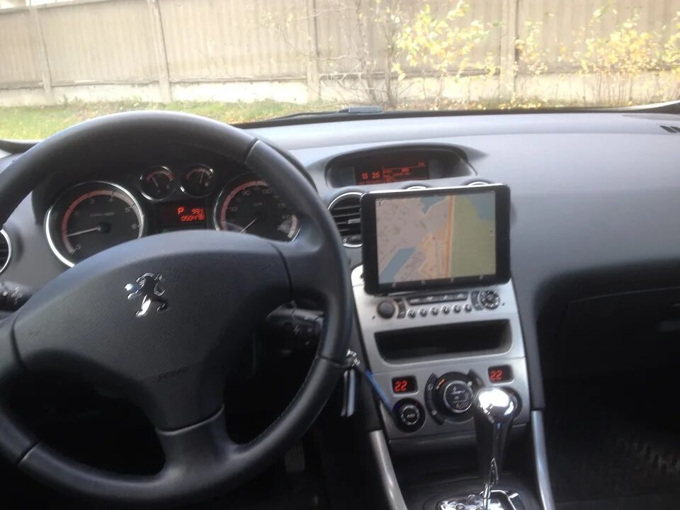 P1710 пежо 308. Пежо 308 2010 салон. Управление дисплеем на пежо 308. Настройки пежо 308. Часы в воздуховод пежо 308.
