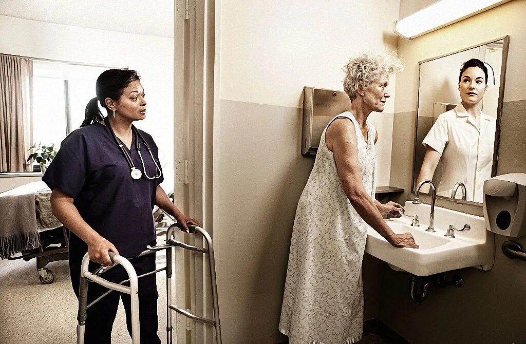 Пожилая женщина у зеркала. Увидела молодого. Увидела молодого. Berenice marlohe 5 to 7. Увидела молодого.