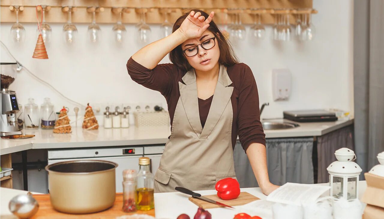 Женщина на кухне. Готовка на кухне. Хозяйка на кухне. Уставшая женщина.