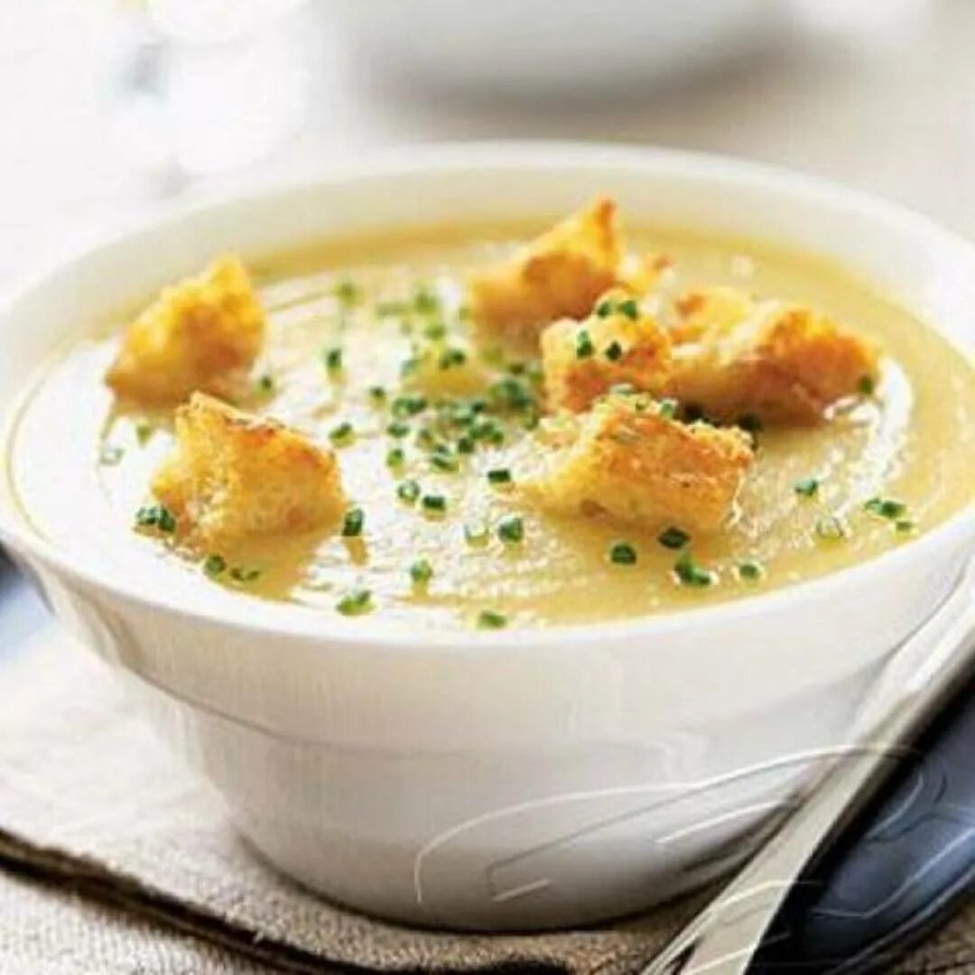 Суп пюре картошка курица. Картофельный суп пюре. картофельный крем суп с гренками. суп-пюре из цветной капусты. суп пюре с гренками.