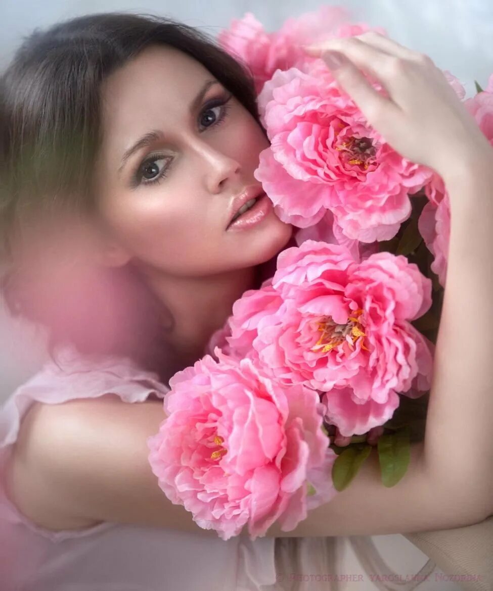 Песня я подарю тебе розы пионы. Эми Джадд пионы. Девушка с пионом. Букет "женщине". Девушка с розой.