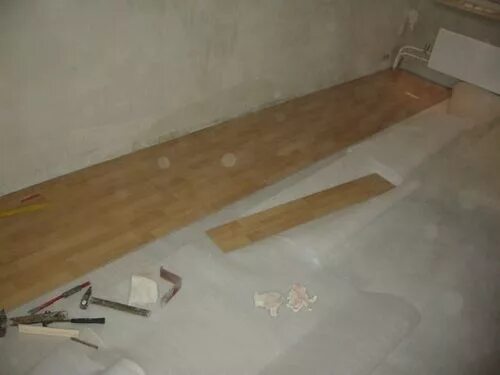Укладка ламината на бетонный пол с подложкой. Линолеум ламинат. Укладка подложки под ламинат. Укладка ламината. Укладка линолеума.