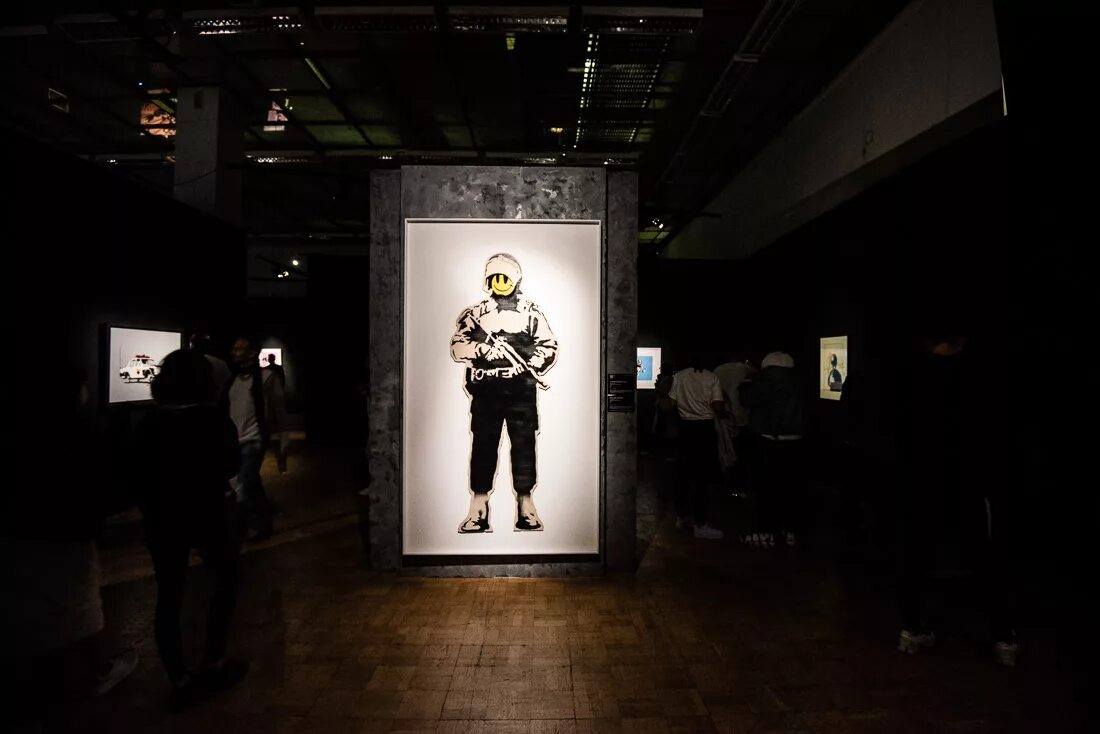 Найти бэнкси. Выставка Бэнкси на ВДНХ. Бэнкси художник ВДНХ выставка. Banksy выставка в Москве. Выставка Бэнкси в Москве.