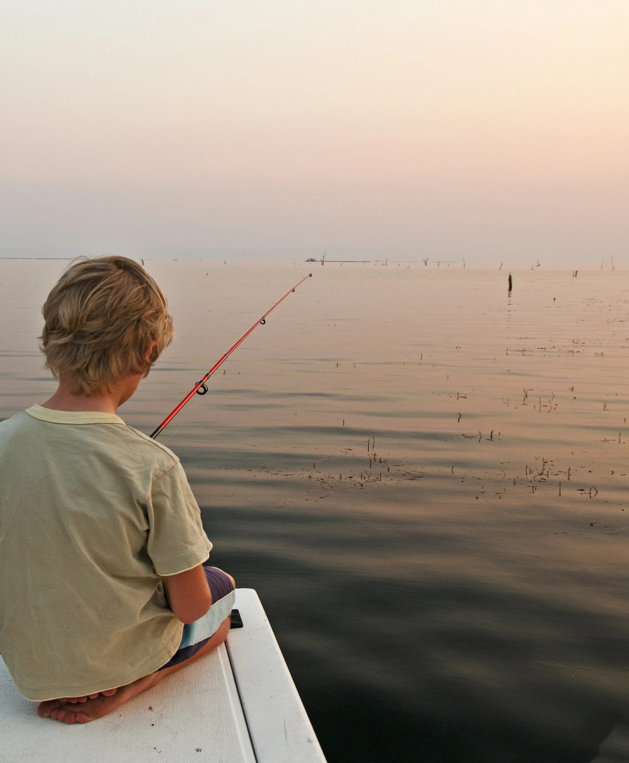 Ловят подростков. Рыбалка фото. Мальчик Рыбак. Мальчик на рыбалке. Мальчик с удочкой.