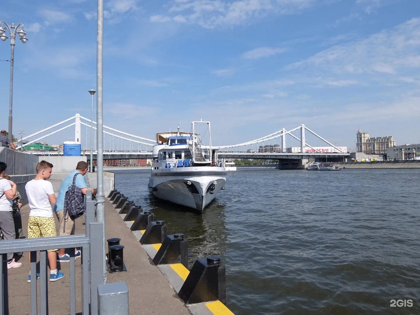 Причал крымский мост. Фрунзенская набережная крымский мост. Набережная у крымского моста москва. Москва причал крымский мост волна морис. Фрунзенская набережная причал крымский мост.