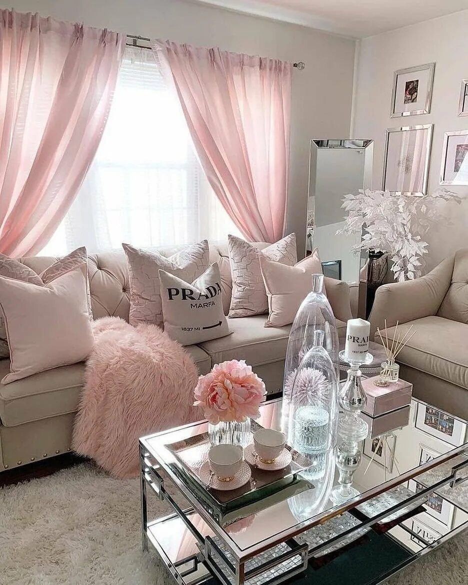 Серо розовые оттенки. Серо-розовый интерьер. Розовые шторы. Розовый цвет в интерьере гостиной. Серый и розовый в интерьере.
