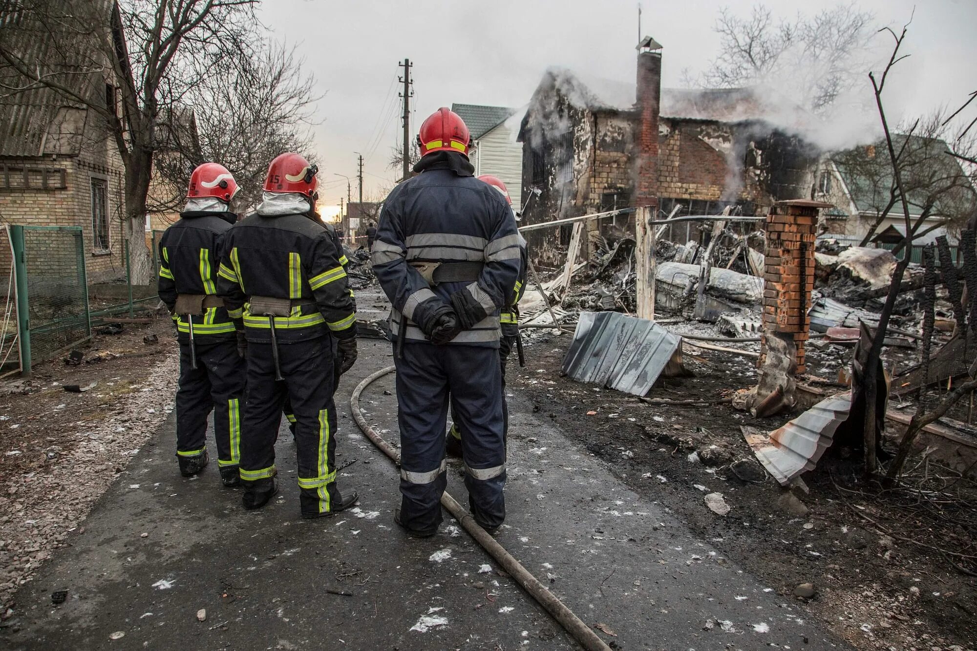 Пожарные Украины. Взрывы в Ахтырке Украина. Пожарники Украины.