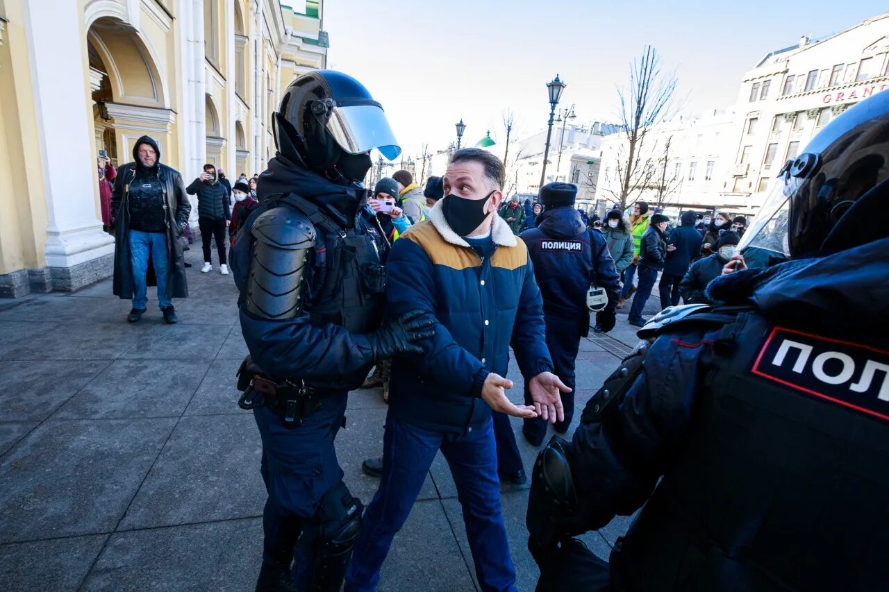Митинги в петербурге сегодня. Митинг на Невском проспекте. Митинг Гостиный двор. Полиция на Невском проспекте Санкт-Петербург.