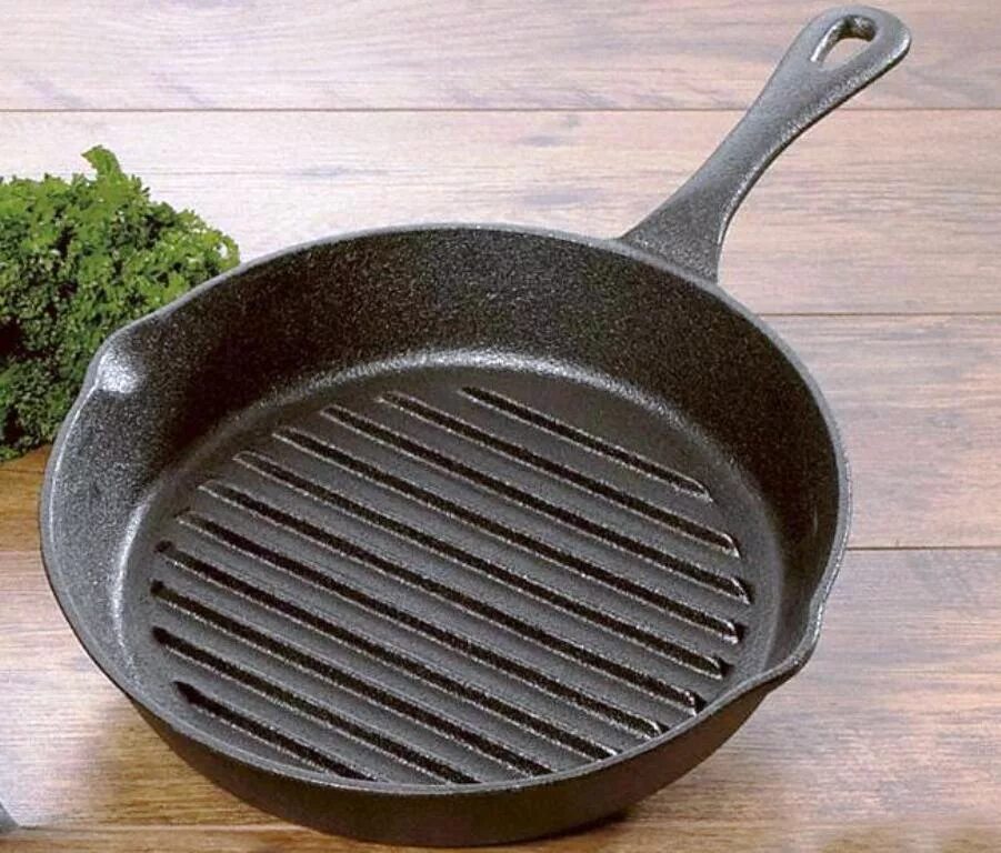 Cast Iron Pan. Чугунная сковорода Forester. Чугунная сковорода гриль. Прокаленная чугунная сковорода. Чугунная сковорода перед первым использованием