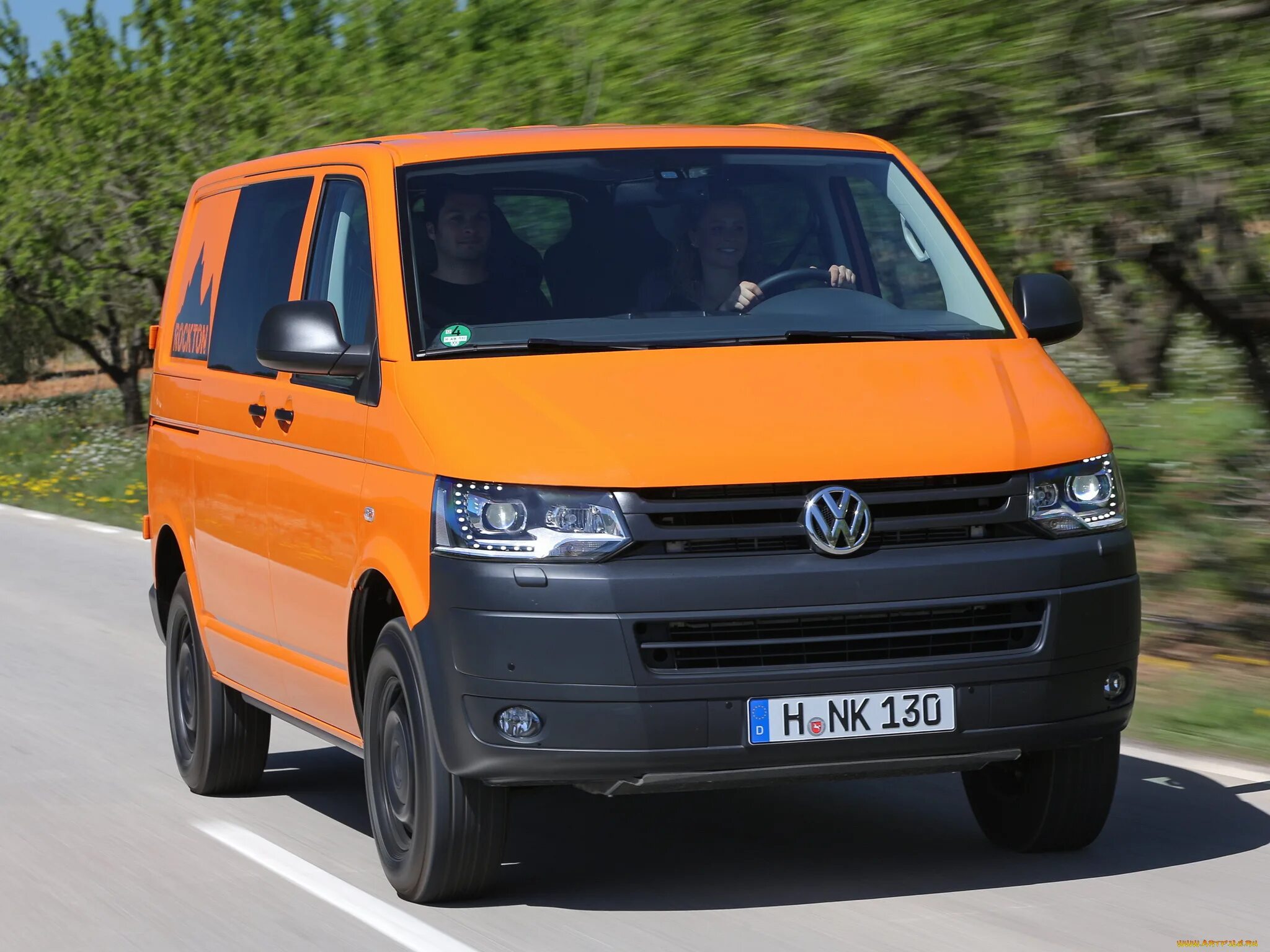 Купить фольксваген т5 в москве. VW Transporter t5 Orange. Фольксваген т6.1Мультивен. VW Transporter t5 2010. Фольксваген Транспортер 2010 года.