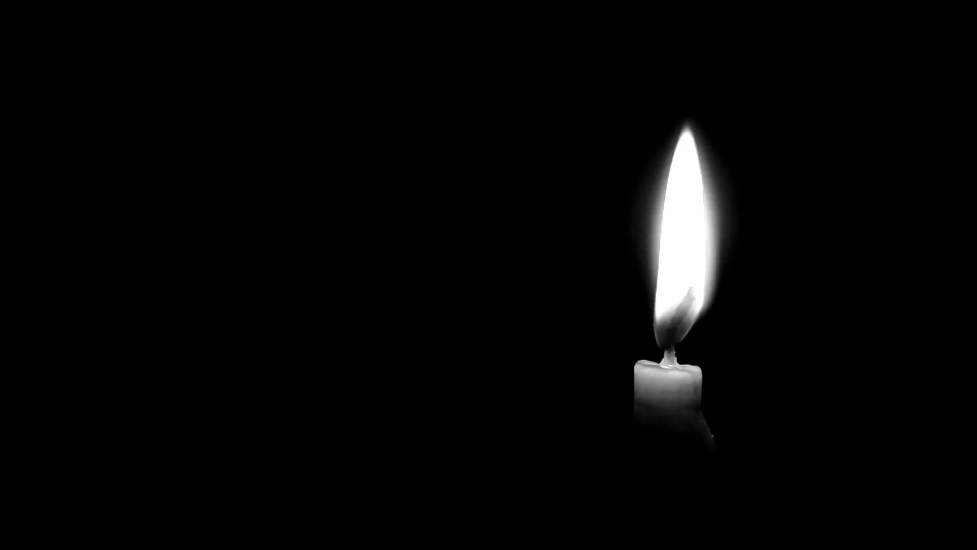 Горящая свеча на черном фоне скорбим. Горящая свеча. Свеча на черном фоне. Свеча на темном фоне. Свеча горит на черном фоне.